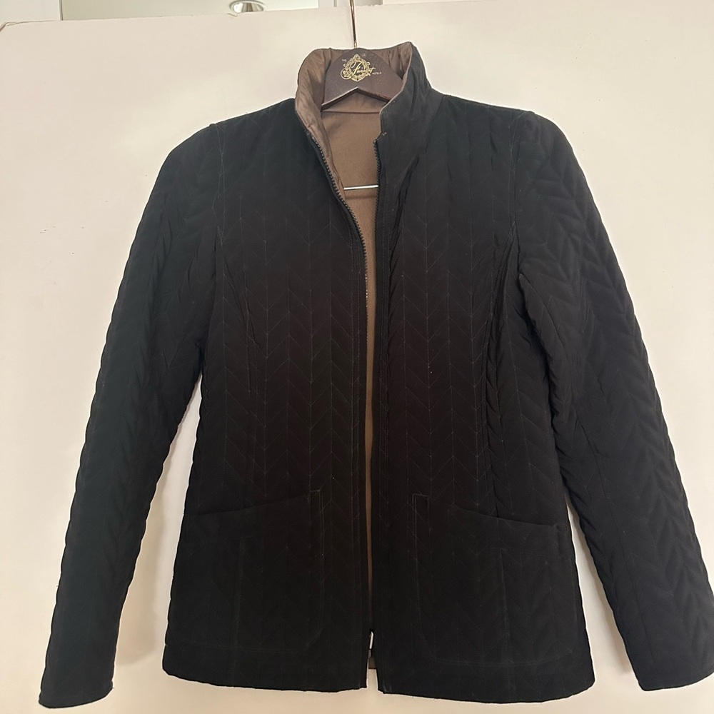 Lightweight, reversible coat with zip front. Quilted black/copper.